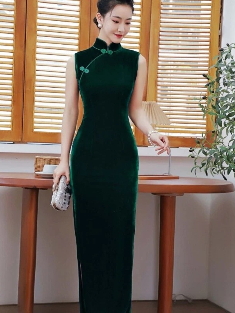 Classic Sleeveless Emerald Green Velvet Cheongsam Dress